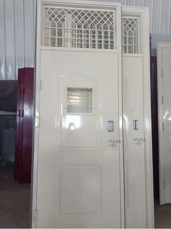 青湖路街道学校教室门