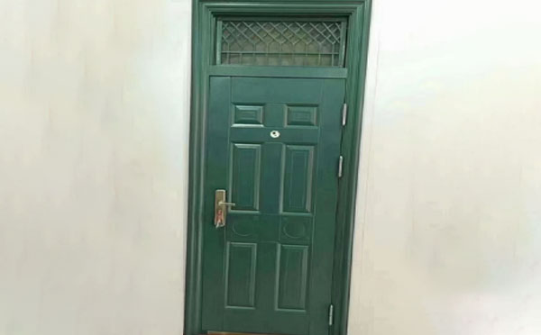 青湖路街道学校教室门