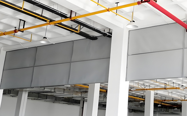 商场防烟分区常闭节点：青湖路街道挡烟垂壁高度与控制器接线图解