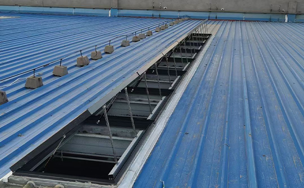 某城市大型商业综合体中庭青湖路街道排烟窗工程